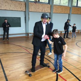 Stiftung zu Besuch bei den Neonboards Stiftung zu Besuch bei den Neonboards