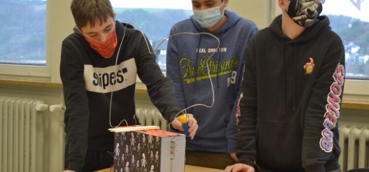 MakerBox – Kunstmaschinen aus Elektroschrott